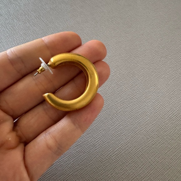 Timeless Gold Hoop Earrings Minimalist Design - Picture 4 of 4